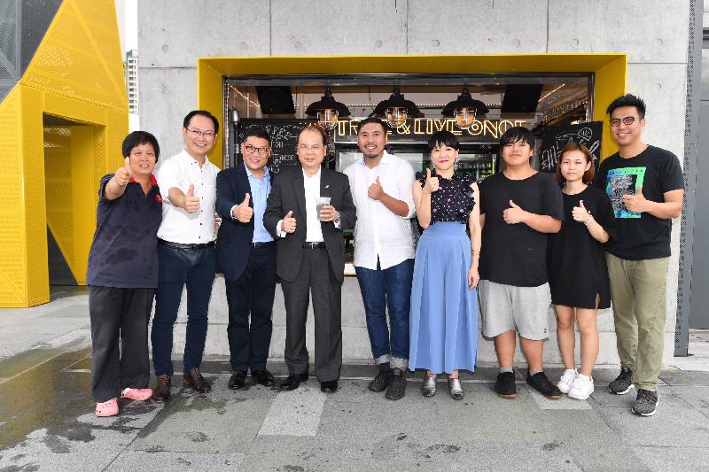 The Chief Secretary for Administration, Mr Matthew Cheung Kin-chung, today (August 17) inspected the Central and Western District Promenade - Western Wholesale Food Market Section. Mr Cheung (fourth left) is pictured with the Chairman of the Central and Western District Council, Mr Yip Wing-shing (third left); the District Officer (Central and Western), Mrs Susanne Wong (fourth right); and food stall tenants and venue staff there.