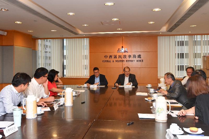The Chief Secretary for Administration, Mr Matthew Cheung Kin-chung (back row, right), meets with the Chairman of the Central and Western District Council (C&WDC), Mr Yip Wing-shing (back row, left), and the members of the C&WDC today (August 17) to listen to their views on various development issues and matters of concern to the community. 