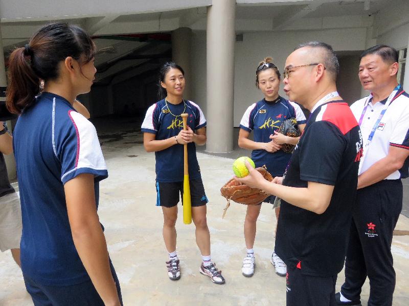 民政事务局局长刘江华于印尼雅加达展开访问行程，今日（八月十八日）到访亚洲运动会选手村。图示刘江华（右二）与香港女子垒球队队员交谈，了解她们的练习情况。