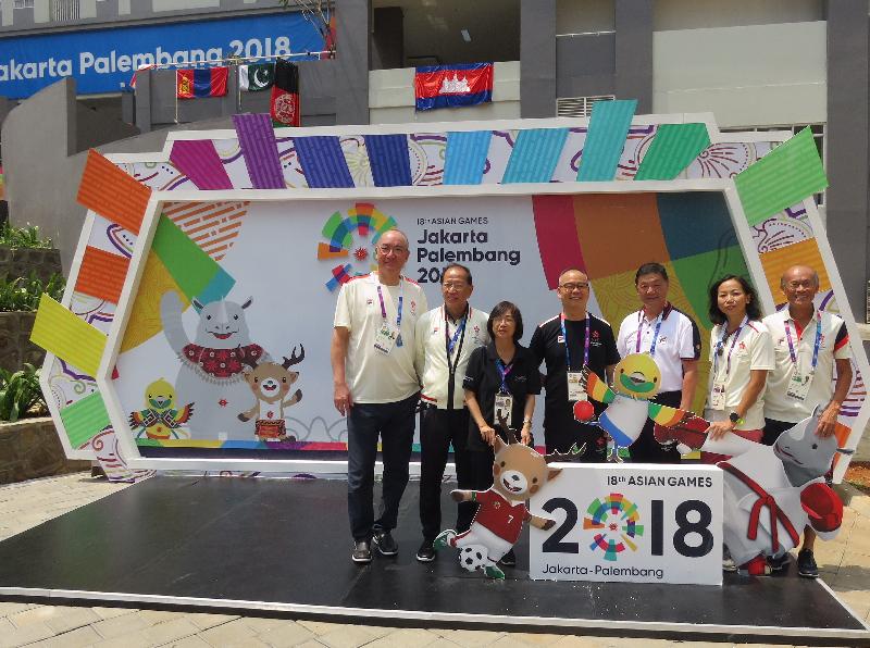 民政事务局局长刘江华（中）于印尼雅加达展开访问行程，今早（八月十八日）到访亚洲运动会选手村，视察支援香港运动员比赛的措施。