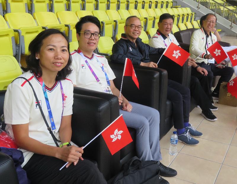 民政事務局局長劉江華（左三）於印尼雅加達展開訪問行程。他昨日（八月十七日）前往Patriot Chandrabhaga Stadium，觀看香港對巴勒斯坦的亞洲運動會男子足球賽事。