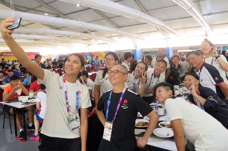 The Secretary for Home Affairs, Mr Lau Kong-wah, has started his visit in Jakarta, Indonesia. He visited the athletes' village of the Asian Games today (August 18). Photo shows the Hong Kong women's volleyball team taking a selfie with Mr Lau (front row, second left).
