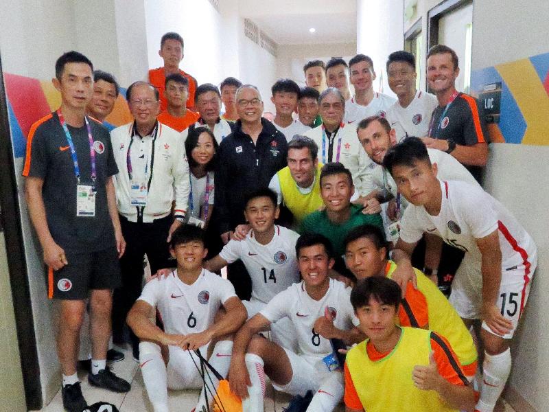 The Secretary for Home Affairs, Mr Lau Kong-wah (fourth left in front standing row), has started his visit in Jakarta, Indonesia. He visited the Patriot Chandrabhaga Stadium to watch a men’s football match between Hong Kong and Palestine at the Asian Games yesterday (August 17). Photo shows Mr Lau and the President of the Sports Federation & Olympic Committee of Hong Kong, China, Mr Timothy Fok (fifth left in front standing row), with the Hong Kong football team.