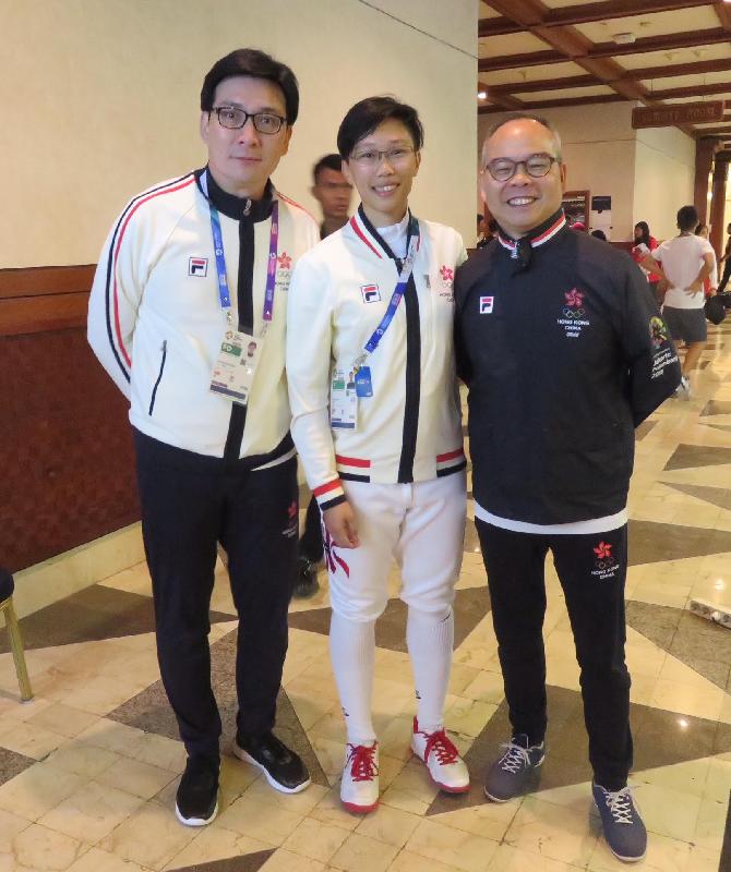 The Secretary for Home Affairs, Mr Lau Kong-wah, today (August 19) watched some of the Asian Games competitions  in which Hong Kong athletes are participating in Jakarta, Indonesia. Mr Lau (right) pictures with Hong Kong women's fencing athlete, Ms Au Sin-ying (centre), and head coach of Hong Kong fencing team, Mr Zheng Kang-zhao (left).