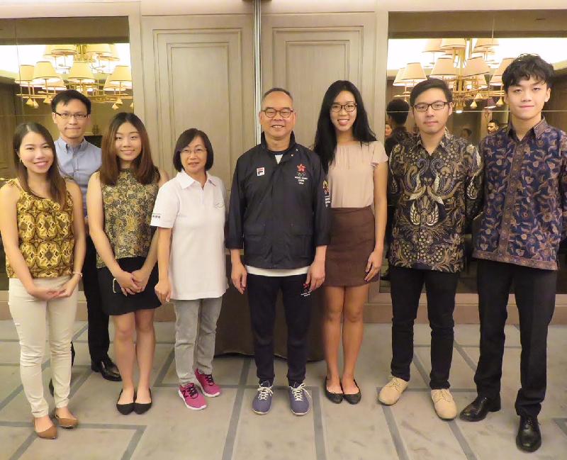 The Secretary for Home Affairs, Mr Lau Kong-wah (fourth right), meets and has lunch with Hong Kong interns in Jakarta, Indonesia at noon today (August 19).