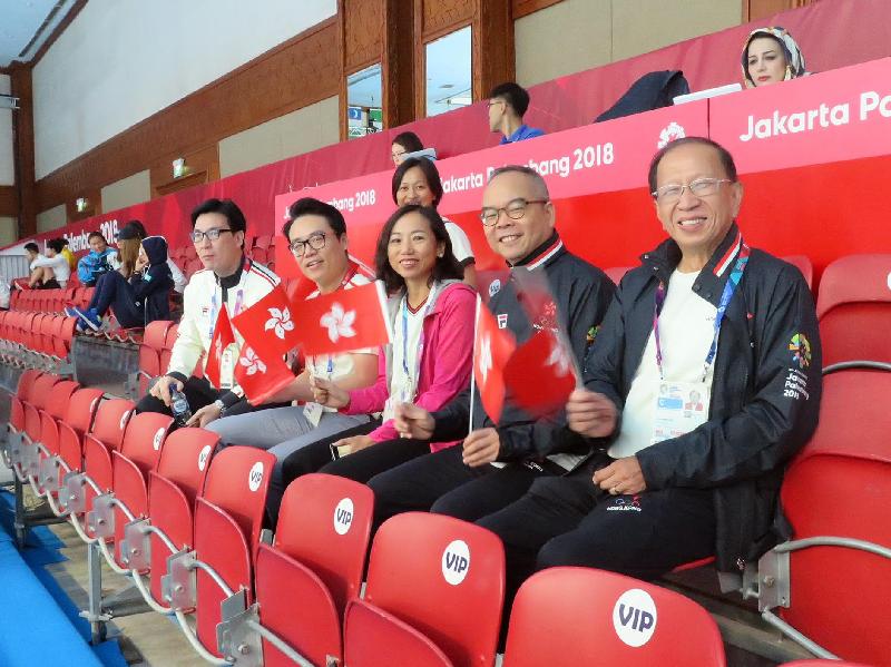 民政事務局局長劉江華今日（八月十九日）在印尼雅加達觀看了數項香港運動員參加的亞洲運動會比賽。圖示劉江華（右二）觀看女子劍擊佩劍個人賽賽事。