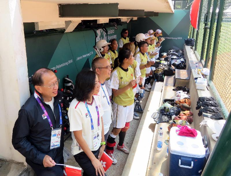 民政事務局局長劉江華今日（八月十九日）在印尼雅加達觀看了數項香港運動員參加的亞洲運動會比賽。圖示劉江華（左三）觀看女子壘球賽事。
