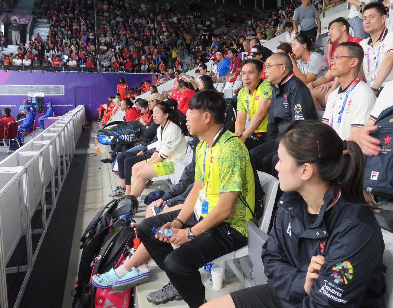 民政事务局局长刘江华今日（八月十九日）在印尼雅加达观看了数项香港运动员参加的亚洲运动会比赛。图示刘江华（第二排右二）观看羽毛球赛事。