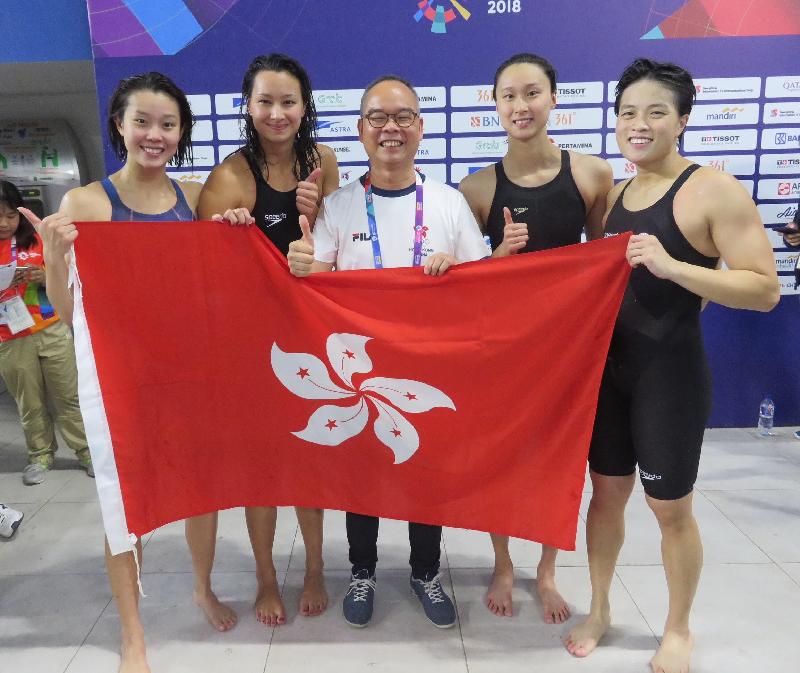 民政事務局局長劉江華（中）今日（八月十九日）恭賀歐鎧淳（左一）、鄭莉梅（左二）、施幸余（右一）及譚凱琳（右二）於亞洲運動會（亞運會）女子4x100米自由泳接力賽勇奪銅牌，這是香港代表團在今屆亞運會取得的首面獎牌。