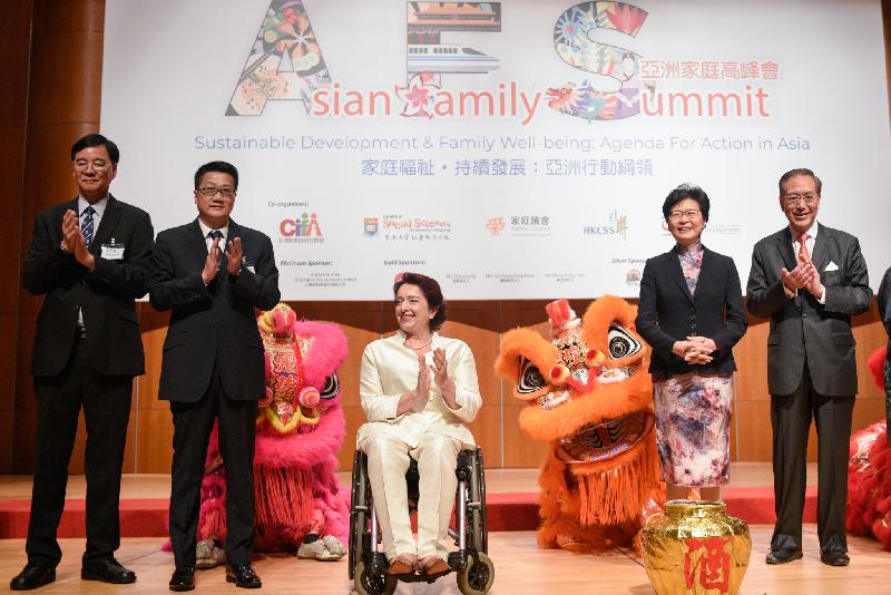 The Chief Executive, Mrs Carrie Lam, attended the opening ceremony of the Asian Family Summit (AFS) today (August 20). Photo shows Mrs Lam (second right); the Director of the Division for Inclusive Social Development and Department of Economic and Social Affairs of the United Nations, Ms Daniela Bas (third left); the Acting Secretary for Home Affairs, Mr Jack Chan (second right); the Council Chairman of the University of Hong Kong, Professor Arthur Li (first right); and Co-chairperson of the Organising Committee of the AFS and Chairman of Family Council, Professor Daniel Shek (first left), at the eye-dotting ceremony.