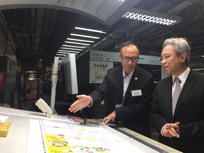 The Secretary for the Civil Service, Mr Joshua Law, visited the Government Logistics Department today (August 20) and toured the Printing Unit of the Printing Division. Photo shows Mr Law (right) being briefed on the quality of a printed sheet produced by a 5-colour offset printing machine. 