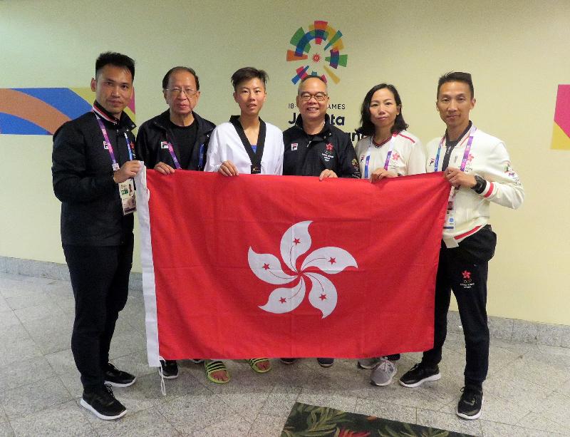 民政事務局局長劉江華（右三）今日（八月二十日）在印尼雅加達觀看亞洲運動會跆拳道賽事，為香港健兒打氣。