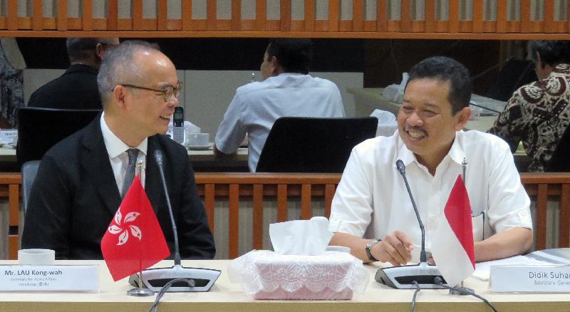The Secretary for Home Affairs, Mr Lau Kong-wah (left), today (August 20) met with the Secretary General of the Ministry of Education and Culture of Indonesia, Dr Didik Suhardi (right), in Jakarta, Indonesia.