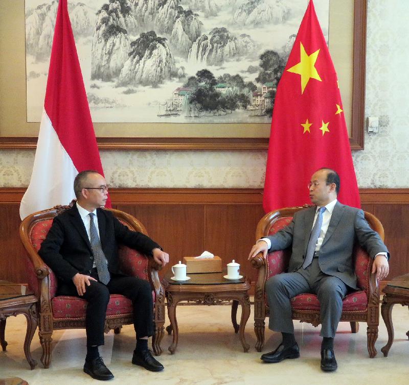 The Secretary for Home Affairs, Mr Lau Kong-wah (left), today (August 20) calls on the Chinese Ambassador to Indonesia, Mr Xiao Qian (right), to learn more about China’s latest developments in Indonesia.