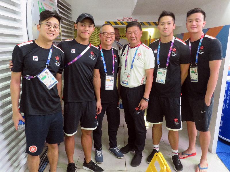 The Secretary for Home Affairs, Mr Lau Kong-wah (third left), today (August 20) watched some of the Asian Games competitions in which Hong Kong athletes are participating in Jakarta, Indonesia. Mr Lau is pictured with the Hong Kong swimming team members. 
