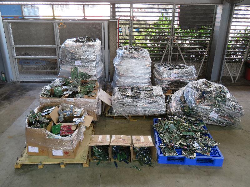 環境保護署今年四月在葵涌貨櫃碼頭阻截一宗從美國非法進口有害電子廢物個案，該貨櫃載有廢印刷電路板，市值約三十六萬元。