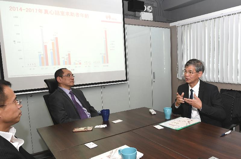 The Secretary for Labour and Welfare, Dr Law Chi-kwong, visited the Samaritan Befrienders Hong Kong (SBHK) today (August 22) to get an update on its services provided to persons with emotional stress or suicidal risk. Photo shows Dr Law (right) in discussion with the Chairman of the SBHK, Mr Robert Wong (centre) on how to better reach out to persons with suicidal thoughts.