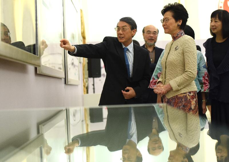 行政长官林郑月娥（右二）今日（八月二十二日）出席吴冠中作品捐赠仪式，并参观吴冠中藏品。