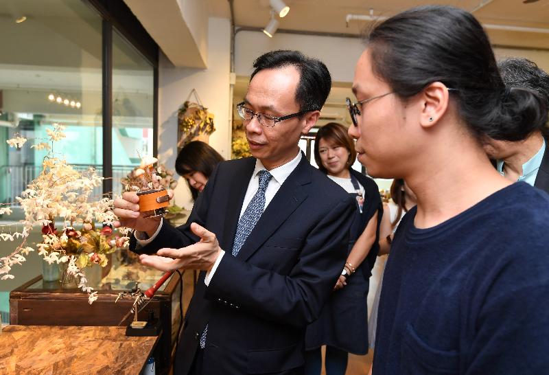The Secretary for Constitutional and Mainland Affairs, Mr Patrick Nip (left), visited the Jockey Club Creative Arts Centre in Sham Shui Po District this afternoon (August 22) and listened to an artist's introduction to fabric flower creation.