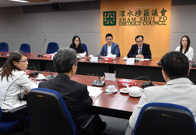 The Secretary for Constitutional and Mainland Affairs, Mr Patrick Nip (back row, second right) meets with members of the Sham Shui Po District Council to exchange views on district and community matters during a visit to Sham Shui Po District this afternoon (August 22).