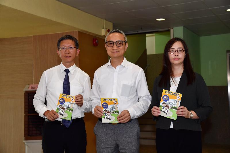 The Acting Secretary for Food and Health, Dr Chui Tak-yi (centre), and the District Environmental Hygiene Superintendent (Wong Tai Sin) of the Food and Environmental Hygiene Department, Ms Barbara Chan (right), visited PHC Wing Kwong College in Wong Tai Sin today (August 24) to see the mosquito preventive work in the school premises before the start of the new school year and distribute leaflets on prevention of dengue fever. Next to them is the Principal of PHC Wing Kwong College, Mr Kwok Man-kwan (left).