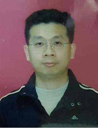 Tsang Chor-ming, aged 48, is about 1.78 metres tall, 70 kilograms in weight and of medium build. He has a square face with yellow complexion and short black hair. He was last seen wearing a pair of black-rimmed glasses, a dark short-sleeved shirt, light blue shorts and dark-coloured shoes.