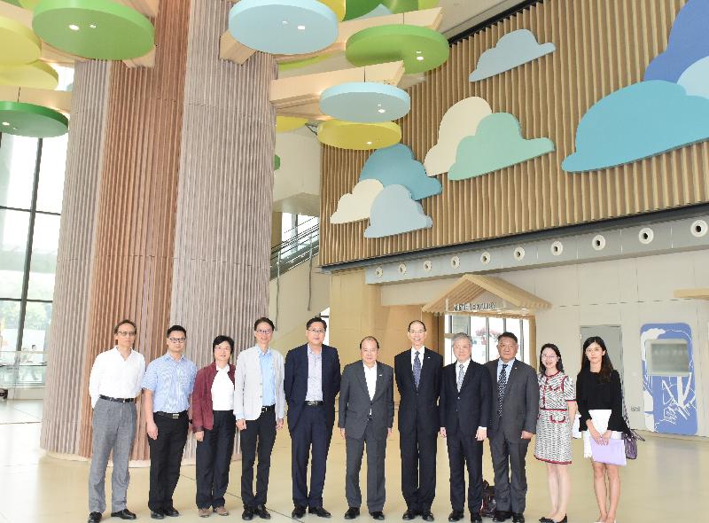 The Chief Secretary for Administration, Mr Matthew Cheung Kin-chung, today (August 24) visited the Hong Kong Children's Hospital. Mr Cheung (centre) is pictured with the Chairman of the Kowloon City District Council, Mr Pun Kwok-wah (fourth left); the District Officer (Kowloon City), Mr Franco Kwok (fifth left); the Cluster Chief Executive of Kowloon Central Cluster of the Hospital Authority, Dr Albert Lo (fifth right); the Hospital Chief Executive of the Hong Kong Children's Hospital, Dr Lee Tsz-leung (fourth right); and representatives of the hospital.