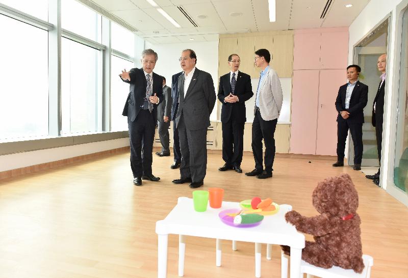 The Chief Secretary for Administration, Mr Matthew Cheung Kin-chung, today (August 24) visited the Hong Kong Children's Hospital. Photo shows Mr Cheung (front row, right) receiving a briefing on the facilities of the hospital from the Hospital Chief Executive of the Hong Kong Children's Hospital, Dr Lee Tsz-leung (front row, left).