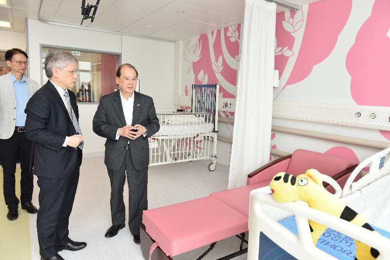 The Chief Secretary for Administration, Mr Matthew Cheung Kin-chung, today (August 24) visited the Hong Kong Children's Hospital. Photo shows Mr Cheung (right), accompanied by the Chairman of the Kowloon City District Council, Mr Pun Kwok-wah (left), receiving a briefing on the facilities of the hospital from the Hospital Chief Executive of the Hong Kong Children's Hospital, Dr Lee Tsz-leung (centre).