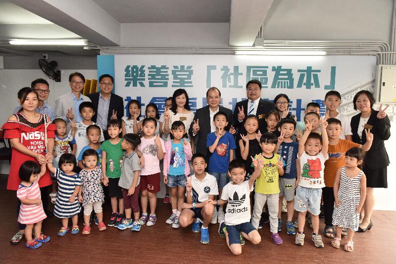 The Chief Secretary for Administration, Mr Matthew Cheung Kin-chung, today (August 24) visited the Co-Sharing Services Centre under the Lok Sin Tong Social Housing Scheme in Kowloon City District. Mr Cheung (back row, sixth right) is pictured with the Chairman of the Kowloon City District Council, Mr Pun Kwok-wah (back row, second left); the District Officer (Kowloon City), Mr Franco Kwok (back row, third left); the Chairman of the Lok Sin Tong Benevolent Society, Kowloon, Mr Lee Shing-put (back row, fifth right); the first Vice-chairlady of the Lok Sin Tong Benevolent Society, Kowloon, Dr Yang Xiao-ling (back row, sixth left); the Chief Executive of the Lok Sin Tong Benevolent Society, Kowloon, Ms Alice Lau (back row, first right); and staff members and students of the Centre.