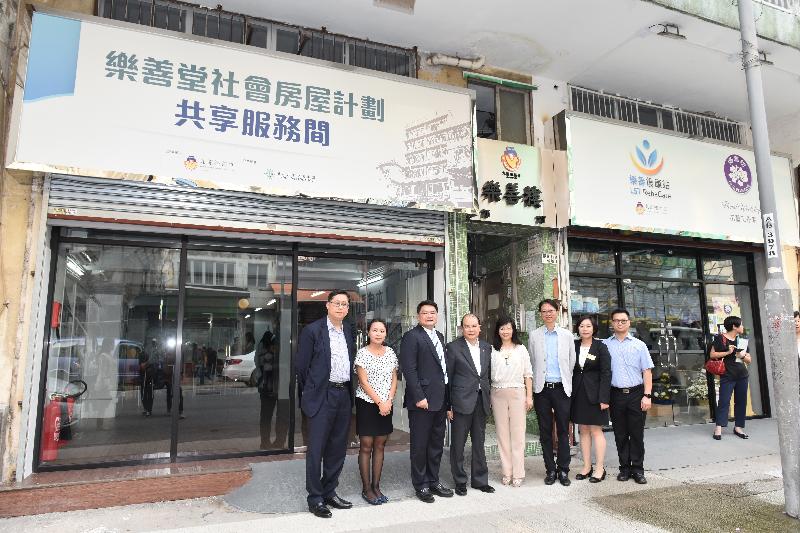 The Chief Secretary for Administration, Mr Matthew Cheung Kin-chung, today (August 24) visited the Co-Sharing Services Centre under the Lok Sin Tong Social Housing Scheme in Kowloon City District. Mr Cheung (fourth left) is pictured with the Chairman of the Kowloon City District Council, Mr Pun Kwok-wah (third right); the District Officer (Kowloon City), Mr Franco Kwok (first left); the Chairman of the Lok Sin Tong Benevolent Society, Kowloon, Mr Lee Shing-put (third left); the first Vice-chairlady of the Lok Sin Tong Benevolent Society, Kowloon, Dr Yang Xiao-ling (fourth right); the Chief Executive of the Lok Sin Tong Benevolent Society, Kowloon, Ms Alice Lau (second right); and staff members of the Centre.