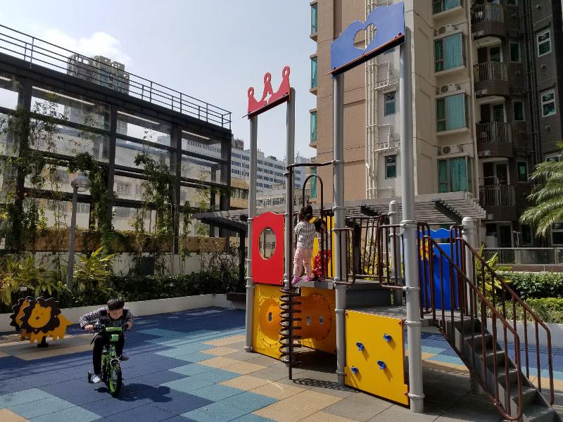 The potential of Long Ching Estate's small site was optimised irrespective of its development constraints. Though the estate is small in size, its facilities are comprehensive. Photo shows the playground for its residents.