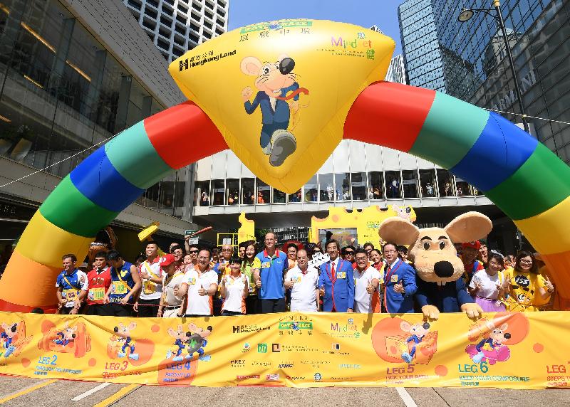 The Chief Secretary for Administration, Mr Matthew Cheung Kin-chung, attended the opening ceremony of the Central Rat Race 2018 this morning (August 26). Photo shows Mr Cheung (front row, ninth left) with other guests and participants at the starting line.