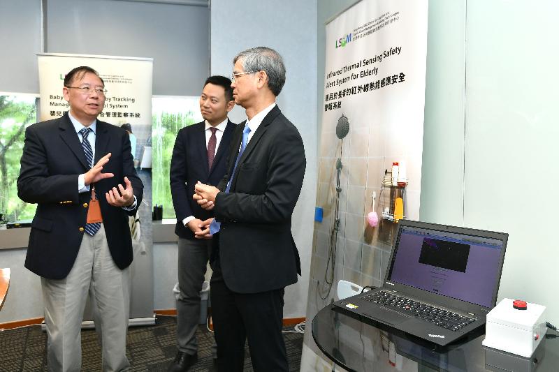 The Secretary for Labour and Welfare, Dr Law Chi-kwong, visited the Logistics and Supply Chain MultiTech R&D Centre (LSCM) today (August 27) to learn more about the application of technology in improving elderly services. Photo shows Dr Law (right) and the Under Secretary for Labour and Welfare, Mr Caspar Tsui (centre), being briefed by the Chief Executive Officer of the LSCM, Mr Simon Wong (left), on an infrared thermal sensing safety alert system for the elderly in a bathroom setting.