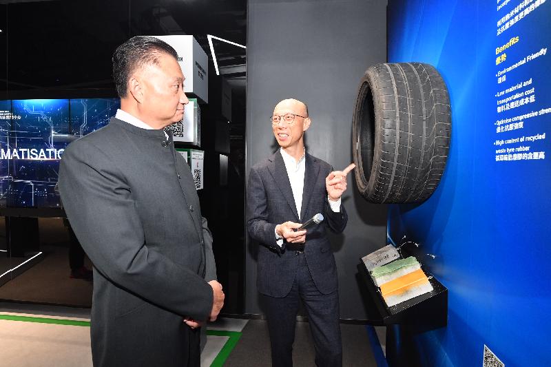 環境局局長黃錦星（右）今日（八月二十七日）到訪建造業創新及科技應用中心，了解由輪胎廢料製成的橡膠鋪路磚的製作過程。