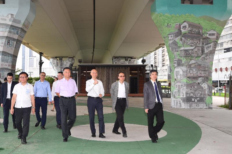 The Secretary for the Environment, Mr Wong Kam-sing (third right), visits the Energizing Kowloon East Office today (August 27) to understand the green features of its temporary office.