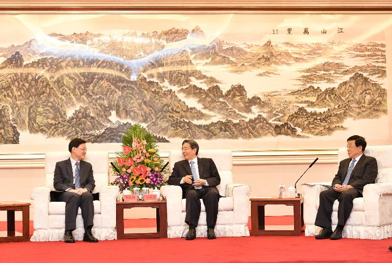 The Secretary for Security, Mr John Lee, continued his visit to Beijing today (August 27). Photo shows Mr Lee (left) calling on Member of the Political Bureau and Secretary of the Political and Legal Affairs Commission of the CPC Central Committee Mr Guo Shengkun (centre) and State Councillor and Minister of Public Security Mr Zhao Kezhi (right) in the morning to update them on the latest law and order situation in Hong Kong.