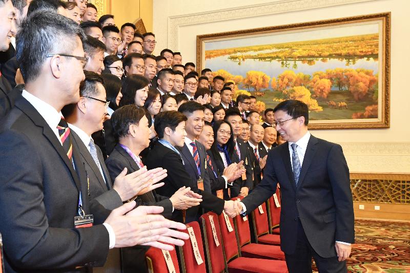 國務院副總理韓正（右一）今日（八月二十七日）下午在北京人民大會堂接見保安局局長李家超率領的香港紀律部隊文化交流團全體成員。