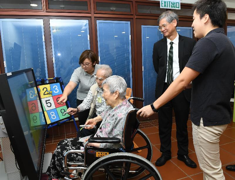 The Secretary for Labour and Welfare, Dr Law Chi-kwong, called at Chi Lin Care and Attention Home and Chi Lin Day Care Centre for the Elderly at noon today (August 28) and visited elderly persons. Photo shows Dr Law (second right) watching elderly residents receiving cognitive training to slow down mental deterioration.