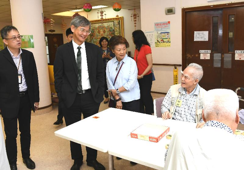 The Secretary for Labour and Welfare, Dr Law Chi-kwong, called at Chi Lin Care and Attention Home (C&AH) and Chi Lin Day Care Centre for the Elderly at noon today (August 28) and visited elderly persons. Photo shows (from left) the Acting Superintendent of the C&AH, Mr Cain Ng; Dr Law; and the Member of Chi Lin Elderly Service Committee, Mrs Sophie Leung, greeting elderly persons.