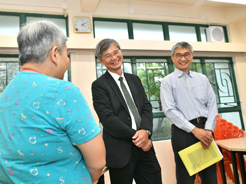 The Secretary for Labour and Welfare, Dr Law Chi-kwong, called at Tuen Mun Long Stay Care Home of the New Life Psychiatric Rehabilitation Association this afternoon (August 28) and visited residents with chronic mental illness. Photo shows Dr Law (centre) and the Superintendent of Tuen Mun Long Stay Care Home of the New Life Psychiatric Rehabilitation Association, Mr Sun Chi-shing (right), chatting with a resident.