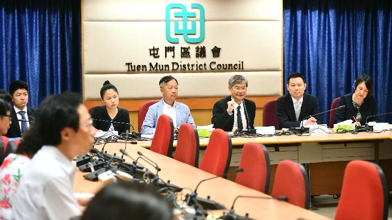 The Secretary for Labour and Welfare, Dr Law Chi-kwong (third right), meets with Tuen Mun District Council members to discuss labour and welfare matters after visiting elderly and rehabilitation facilities today (August 28).