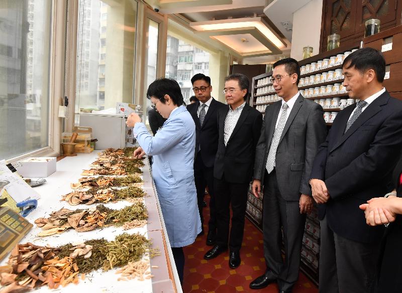 The Secretary for Education, Mr Kevin Yeung (second right), tours the dispensary of the Hong Kong Baptist University School of Chinese Medicine - Lui Seng Chun today (August 28).