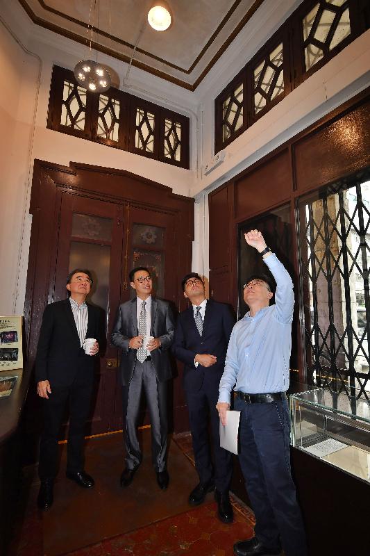 The Secretary for Education, Mr Kevin Yeung (second left), tours the architectural features of Lui Seng Chun today (August 28).
