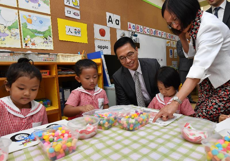 During his visit to Western Pacific Kindergarten today (August 28), the Secretary for Education, Mr Kevin Yeung (centre), views learning activities for the students.