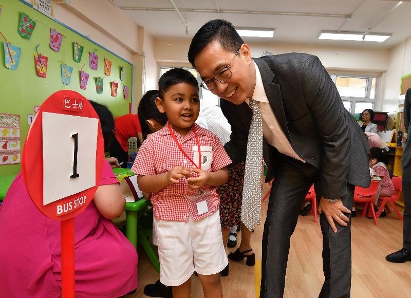 During his visit to Western Pacific Kindergarten today (August 28), the Secretary for Education, Mr Kevin Yeung (right), chats with a student.