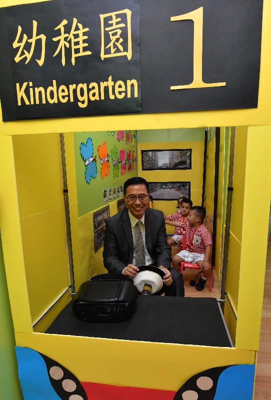 During his visit to Western Pacific Kindergarten today (August 28), the Secretary for Education, Mr Kevin Yeung, was invited to join a bus ride game and share the fun of experiential learning by playing the role of a bus driver to pick up student passengers for a bus journey.