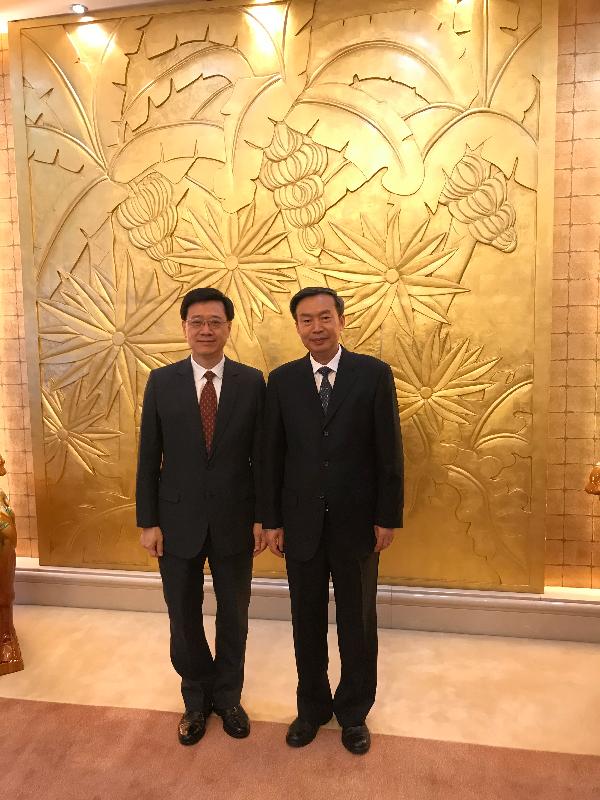 保安局局長李家超今日（八月二十八日）結束在北京的訪問行程。李家超（左）上午與交通運輸部副部長何建中（右）會面，商討如何加強雙方合作。