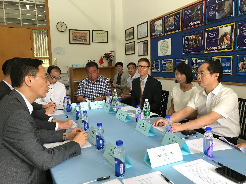 During his visit to Zhuhai today (August 29), the Secretary for Education, Mr Kevin Yeung (first left), meets with the Director of the Office for Hong Kong, Macao and Taiwan Affairs of the Education Department of Guangdong Province, Mr Li Jinjun (first right), and the management of Zhuhai International School.