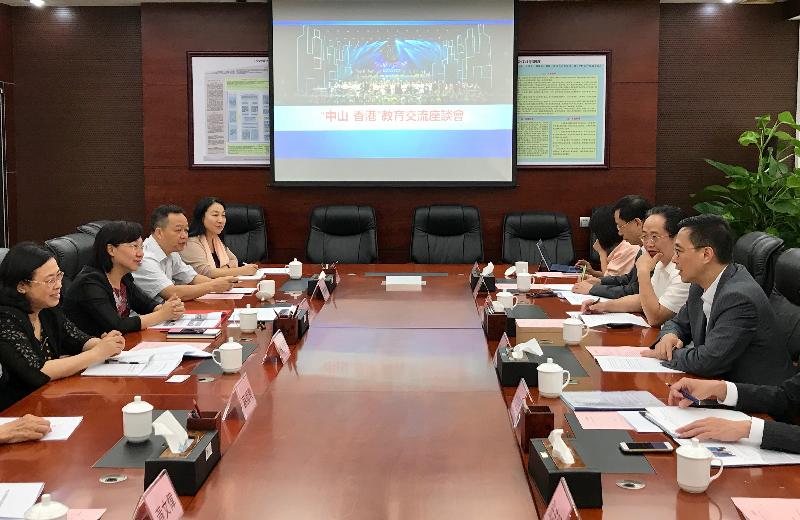 During his visit to Zhongshan today (August 29), the Secretary for Education, Mr Kevin Yeung (first right), meets with the Vice Mayor of the Zhongshan Municipal Government, Ms Xu Xiaoli (first left), and the Director of the Zhongshan Education and Sports Bureau, Ms Li Jiaying (second left).